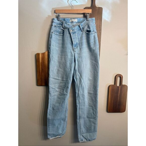 Abercrombie & Fitch Denim - Abercrombie & Fitch light wash Denim Long The Dad High-Rise Crossover Jeans Size